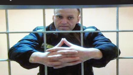 Alexej Nawalny, russischer Oppositionspolitiker, wird in einem Gerichtssaal des Moskauer Stadtgerichts per Videoverbindung zugeschaltet.