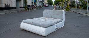 Ein ausgedientes Schlafsofa steht mitten auf der Greifenhagener Strasse in Berlin-Prenzlauer Berg Sperrmüll in Berlin *** A discarded sofa bed stands in the middle of the Greifenhagener Strasse in Berlin Prenzlauer Berg Sperrmüll in Berlin 