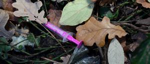 Rundgang an Stuttgarter Platz / Kantstrasse in Berlin.
Stephan Noë kämpft für einen Kiez ohne Drogen.
Benutzte Spritzen im Park am S-Bhf. Stuttgarter Platz
Foto: Mike Wolff