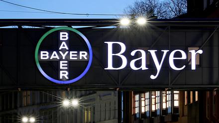 Das Bayer-Kreuz leuchtet in der Dämmerung.