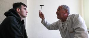 Ein Wehrpflichtiger wird medizinisch untersucht.