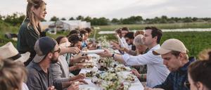 
Info: Pop-up-Dinner und Hoftouren auf "Gut & Bösel", dem Betrieb von Benedikt Bösel in Alt-Madlitz, auf dem er regenerative Öko-Landwirtschaft und Agroforst betreibt.