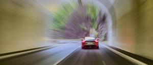 Raser Autofahrer in Sportwagen rast bei schneller Fahrt mit überhöhte Geschwindigkeit fährt durch Tunnel, Frankreich, Europa *** Raser Drivers in Sports car Rest at faster Trip with superelevated Speed drives through Tunnel, France, Europe Copyright: imageBROKER/FrankxSchneider ibxfrs08343390.jpg ,model released, Symbolfoto ,property released Bitte beachten Sie die gesetzlichen Bestimmungen des deutschen Urheberrechtes hinsichtlich der Namensnennung des Fotografen im direkten Umfeld der Veröffentlichung!