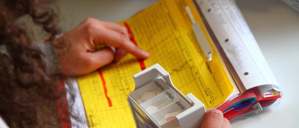 Eine Gutachterin des Medizinischen Dienstes bei einer unangemeldeten Kontrolle in einem Berliner Pflegeheim.