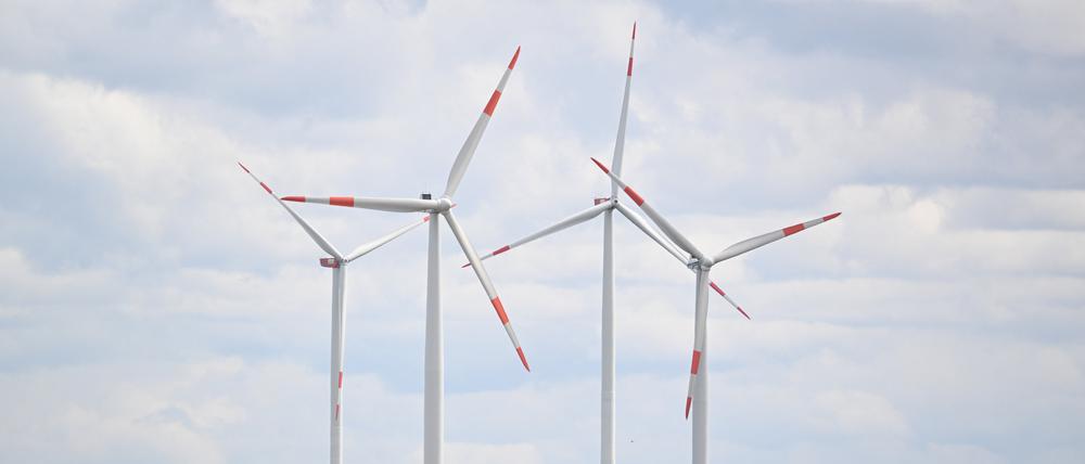 Windräder zur Stromerzeugung drehen sich in Baden-Württemmberg.