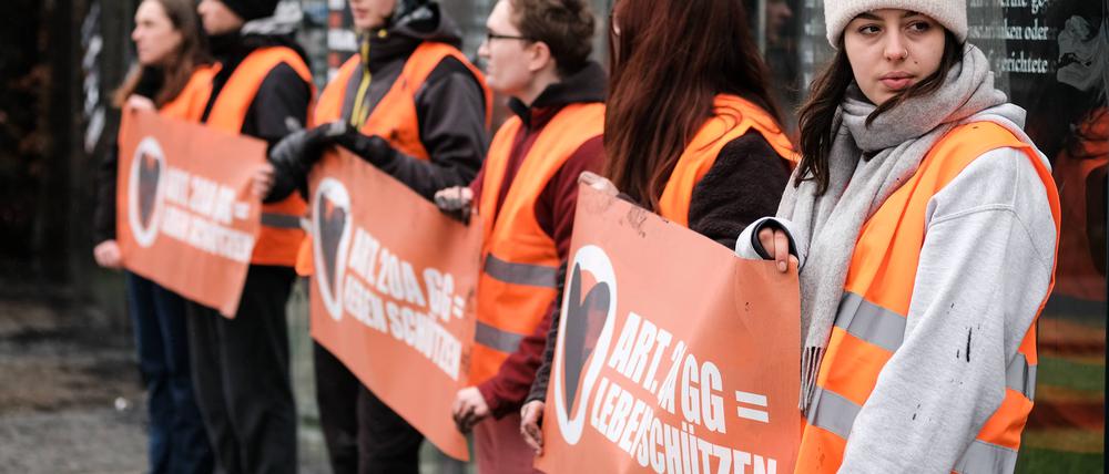 Kontrovers: Aktivistinnen und Aktivisten der Letzten Generation, hier nach dem Beschmieren von Grundgesetztafeln in Berlin im März.