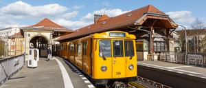 Berlin Metro train line U3 station Schlesisches Tor in Germany, Berlin, Germany - April 23, 2021: Metro train line U3 station Schlesisches Tor in Berlin, Germany., Berlin, Germany - April 23, 2021: Metro train line U3 station Schlesisches Tor in Berlin, Germany., 17.08.2021, Copyright: xBoarding_Nowx Panthermedia30658211.jpg