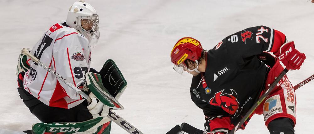 Niklas Zoschke (l.) wechselte in dieser Saison von den Crocodiles Hamburg zu den Adlern Berlin. Er spielte bereits in der Deutschen Eishockey Liga.