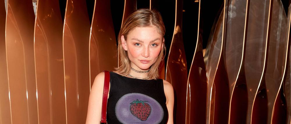 Julia Wulf ist ehemalige GNTM-Kandidatin und jetzt TikTok-Raverin, sie kann aber auch ganz klassisch „influencen“, hier etwa beim Grand Opening von Shan Rahimkhan im KaDeWe.
