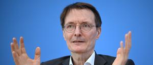Lauterbach hatte von einer Regierungskommission Vorschläge für eine Krankenhausreform erarbeiten lassen, die am 1. Januar in Kraft treten soll.
