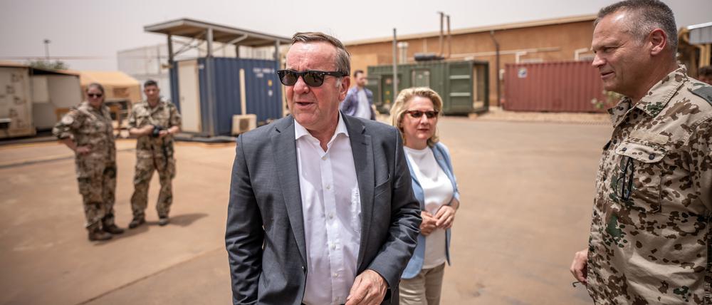 Boris Pistorius und Svenja Schulze besuchen zusammen mit Thomas Emig, Kommandeur am Bundeswehr Lufttransportstützpunk,t das Camp Vie Allemand in Niamey.