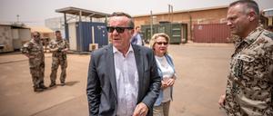 Boris Pistorius und Svenja Schulze besuchen zusammen mit Thomas Emig, Kommandeur am Bundeswehr Lufttransportstützpunk,t das Camp Vie Allemand in Niamey. 