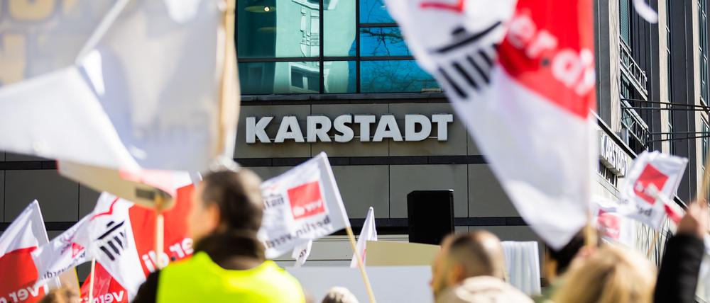 12.04.2023, Berlin: Teilnehmer einer Kundgebung anlässlich des Warnstreiks bei Galeria, Ikea und Thalia haben sich vor der Berliner Galeria-Filiale Wilmersdorfer Straße versammelt. Foto: Christoph Soeder/dpa +++ dpa-Bildfunk +++