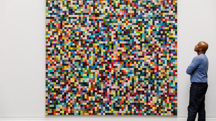 Ein Angestellter des Auktionshaus Sotheby’s betrachtet das Gemälde «4096 Farben» des deutschen Künstlers Gerhard Richter.