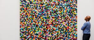 Ein Angestellter des Auktionshaus Sotheby’s betrachtet das Gemälde «4096 Farben» des deutschen Künstlers Gerhard Richter.