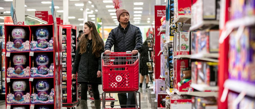 Zwei Menschen kaufen in einem Supermarkt in Chicago ein.