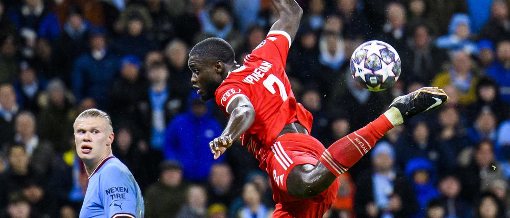 Dayot Upamecano leistete sich vor dem 0:2 einen schlimmen Fehler. Erling Haaland (l.) legte anschließend vor und erzielte später noch das dritte City-Tor.