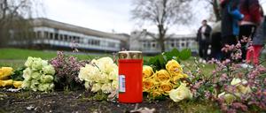 Blumen und eine Kerze als Zeichen der Anteilnahme wurden auf einer Wiese vor einem Schulzentrum in der Nähe des Tatortes niedergelegt.