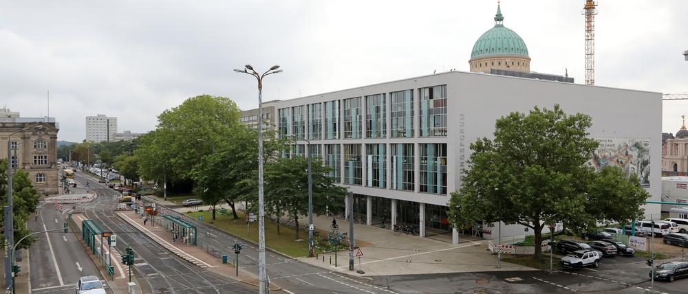 Die Volkshochschule sitzt im Bildungsforum in der Straße Am Kanal.