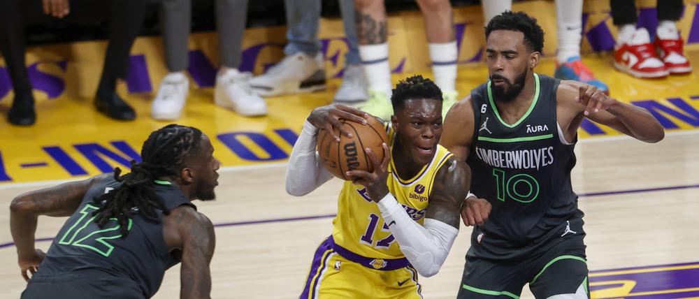 Dennis Schröder (Mitte) von den Los Angeles Lakers setzt sich gegen Mike Conley und Taurean Prince (links) von den Minnesota Timberwolves durch. 