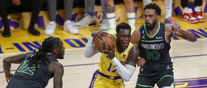 Dennis Schröder (Mitte) von den Los Angeles Lakers setzt sich gegen Mike Conley und Taurean Prince (links) von den Minnesota Timberwolves durch.