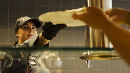 Weil täglich 17 Millionen Menschen in Mensen und Kantinen verköstigt werden, liegt ein zentraler Hebel der Ernährungswende in der Gemeinschaftsgastronomie..