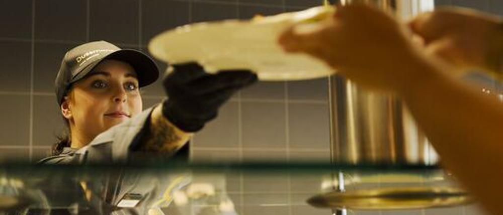 Weil täglich 17 Millionen Menschen in Mensen und Kantinen verköstigt werden, liegt ein zentraler Hebel der Ernährungswende in der Gemeinschaftsgastronomie..