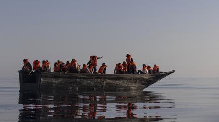 Weiterhin erreichen Tausende Migrant:innen die Küsten Italiens.
