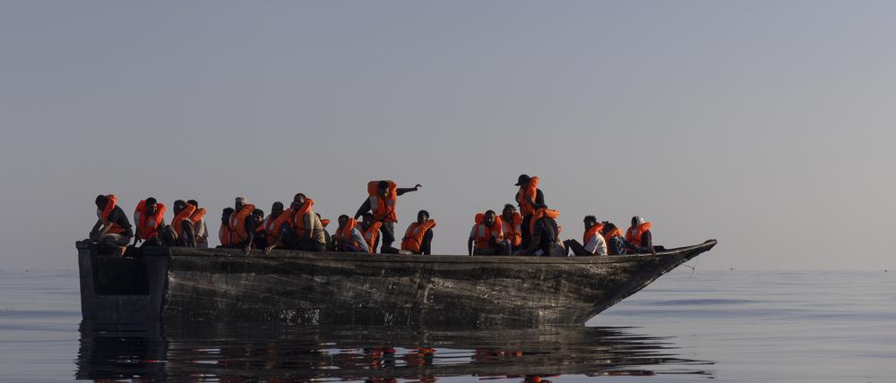 Weiterhin erreichen Tausende Migrant:innen die Küsten Italiens.