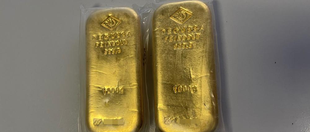 Zwei der Goldbarren, die ein Mann zusammen mit Goldmünzen bei einer Wohnungsentrümpelung in Heidelberg gefunden hatte. 