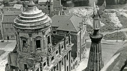 Das zerstörte Alte Rathaus nach der Bombardierung Potsdams. 
