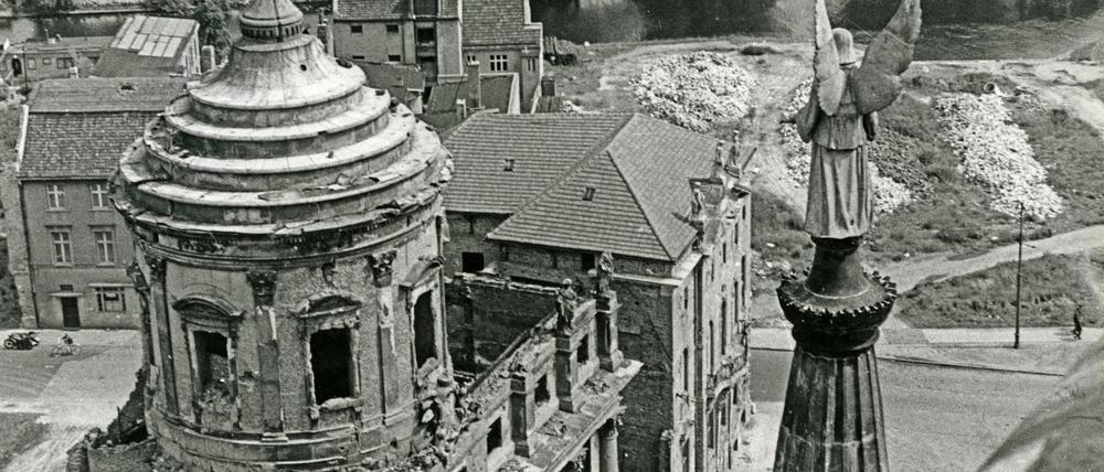 Das zerstörte Alte Rathaus nach der Bombardierung Potsdams. 