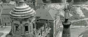Das zerstörte Alte Rathaus nach der Bombardierung Potsdams. 