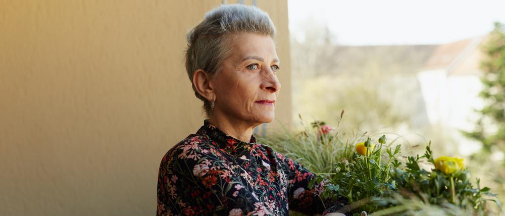 Barbara Schmidt auf dem Balkon ihrer Wohnung in Berlin. Nach Krebs und der Entfernung beider Brüste hat sie jetzt auch eine Brustrekonstruktion mit Eigengewebe hinter sich.
