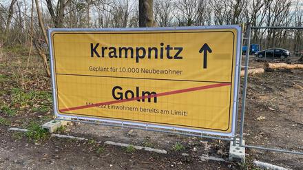 Protestplakat an einem Grundstück in Golm.