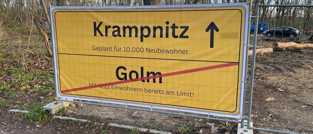 Protestplakat an einem Grundstück in Golm.