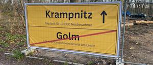 Protestplakat an einem Grundstück in Golm.