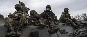 Ukrainische Soldaten fahren mit einem Schützenpanzer in Richtung Frontlinie. 