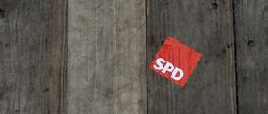 Bildnummer: 59294866 Datum: 13.02.2013 Copyright: imago/fossiphoto
SPD-Schild auf dem Festzeltboden, aufgenommen während des Politischen Aschermittwochs in Vilshofen, Bayern, am 13. Februar 2013. Partei, SPD, Sozialdemokratische Partei Deutschland, Politischer Aschermittwoch, Bayern, Bierzelt, Stimmung, Fahne, Bank, Aufkleber, Schild Politik Objekte GER xsp x0x 2013 quer
59294866 Date 13 02 2013 Copyright Imago fossiphoto SPD Shield on the Date during the political Ash Wednesday in Vilshofen Bavaria at 13 February 2013 Party SPD Socialist Party Germany political Ash Wednesday Bavaria Beer tent Mood Flag Bank Sticker Shield politics Objects ger xsp x0x 2013 horizontal