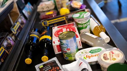  Lebensmittel liegen in einem Supermarkt an der Kasse auf dem Band. 