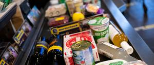 ARCHIV - 18.01.2023, Bayern, Neubiberg: Lebensmittel liegen in einem Supermarkt an der Kasse auf dem Band. Das Statistische Bundesamt veröffentlicht an diesem Donnerstag die endgültigen Ergebnisse zur Entwicklung der Inflation im März in Deutschland. (zu dpa «Bundesamt legt endgültige Ergebnisse zur Inflation im März vor») Foto: Sven Hoppe/dpa +++ dpa-Bildfunk +++