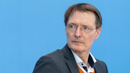 Bundesminister für Gesundheit Prof. Dr. Karl Lauterbach auf einer Pressekonferenz zur Vorstellung des neuen Gesetzes.