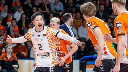 Aufstehen! Libero Satoshi Tsuiki feuerte sein Team an und brachte Stimmung auf das Spielfeld.