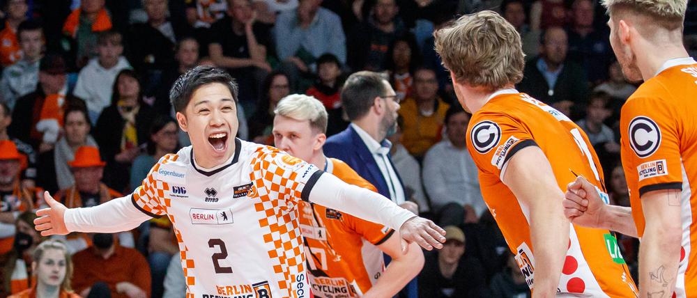 Aufstehen! Libero Satoshi Tsuiki feuerte sein Team an und brachte Stimmung auf das Spielfeld.