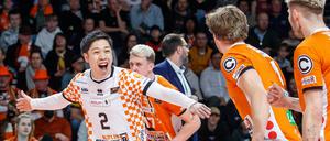 Aufstehen! Libero Satoshi Tsuiki feuerte sein Team an und brachte Stimmung auf das Spielfeld.