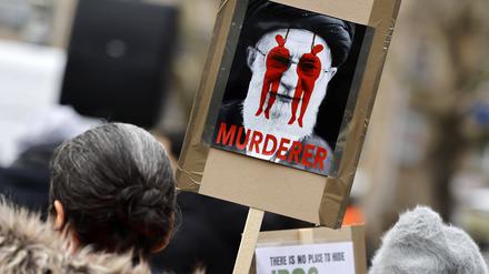 Menschen nehmen an einer Kundgebung gegen das iranische Regime in Köln teil (Archivbild).
