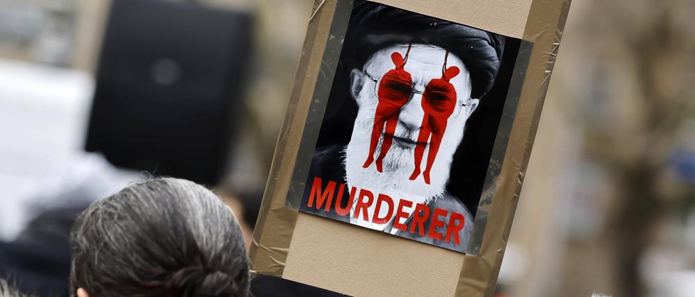 Menschen nehmen an einer Kundgebung gegen das iranische Regime in Köln teil (Archivbild).