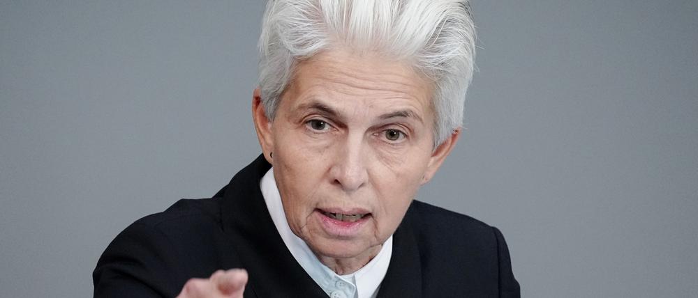 Marie-Agnes Strack-Zimmermann (FDP), Vorsitzende des Verteidigungsausschusses im Bundestag, spricht bei der Sitzung des Bundestags.