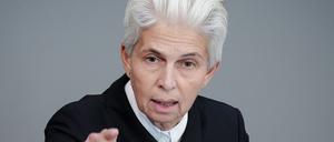 Marie-Agnes Strack-Zimmermann (FDP), Vorsitzende des Verteidigungsausschusses im Bundestag, spricht bei der Sitzung des Bundestags. 