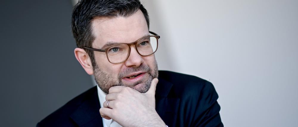 Bundesjustizminister Marco Buschmann (FDP) soll nach Informationen des „Spiegel“ erstmals einen Entwurf für ein Gesetz erarbeiten lassen, das den Einsatz von V-Leuten der Polizei zur Strafverfolgung regeln soll.
